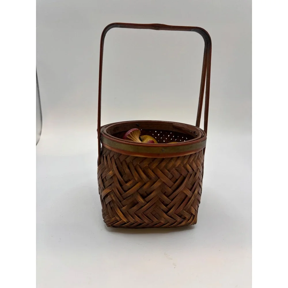 Vintage Miniature Woven Bamboo Basket with 13 Hand Painted Wooden Apples Decor‎